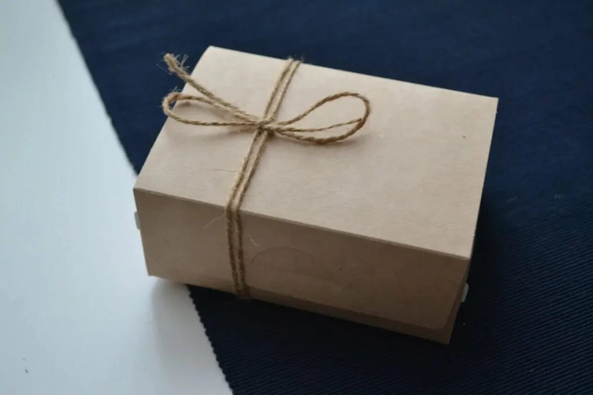 Надписи на коробках. Коробка перевод. Фото переводчик коробка. Приоткрытая коробка. Название коробки смешное.