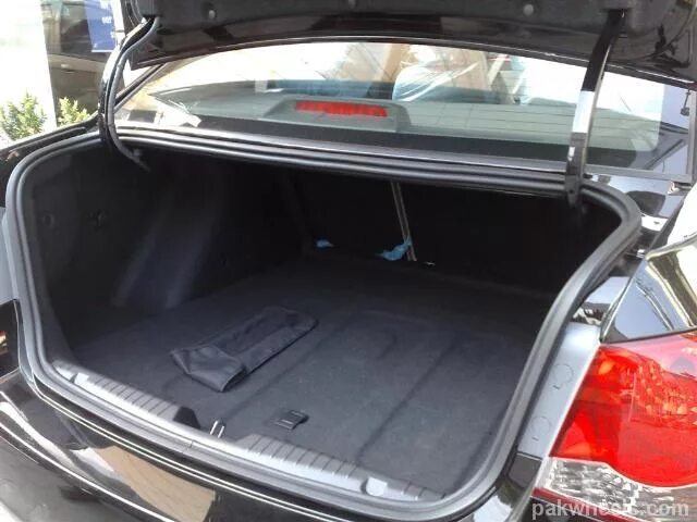 Багажник шевроле круз седан. Объем багажника круз. Chevrolet cruze габариты багажника. Багажник шевроле круз седан. Полка багажника шевроле круз хэтчбек.