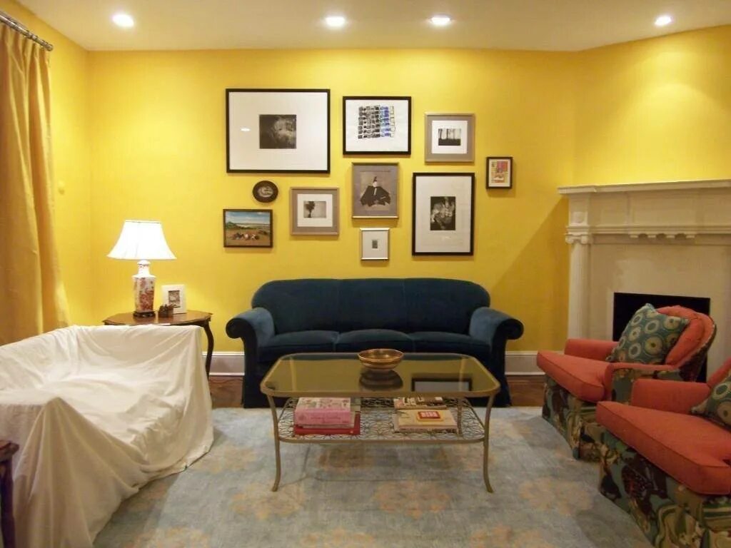 Желтый цвет стен. Желтая стена. Комната с желтыми стенами. Гостиная с желтыми стенами. Горчичные обои