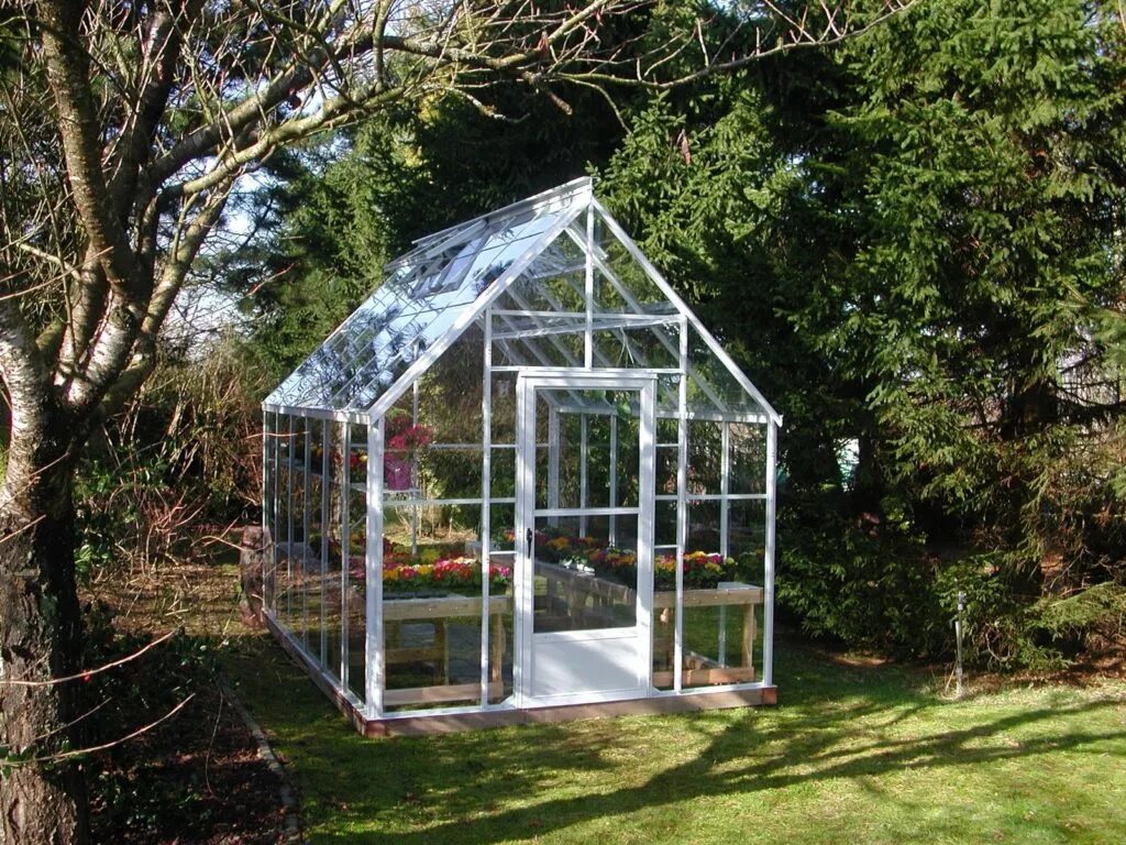 Теплица фото. Теплица Greenhouse. Теплица Прямостенная домиком. Двускатная теплица из поликарбоната. Теплица с треугольной крышей.