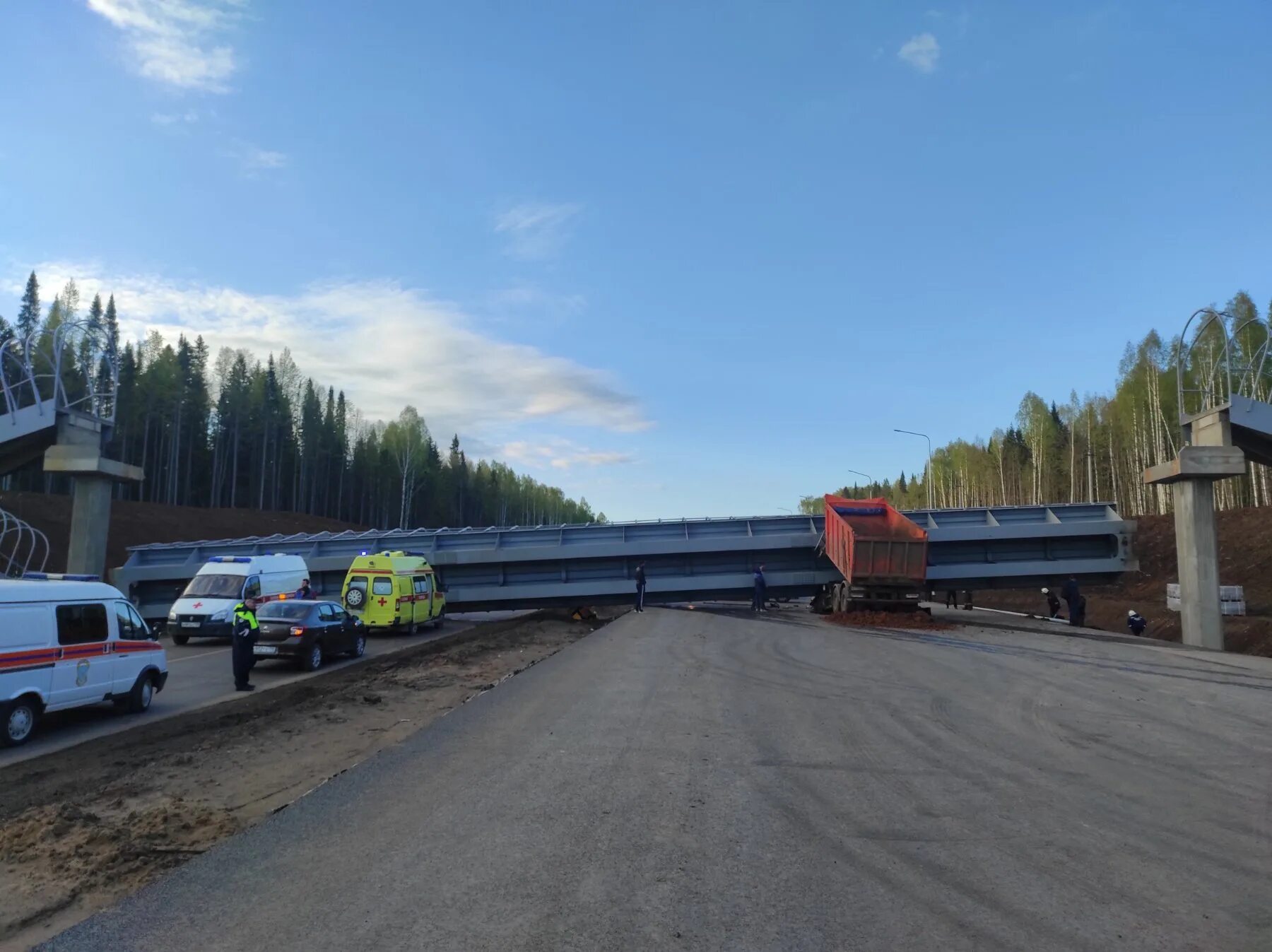 Федеральная трасса Пермь Екатеринбург. КАМАЗ снес пешеходный мост. 316 Км автодороги Пермь- Екатеринбург. Дорога р242 Пермь Екатеринбург.