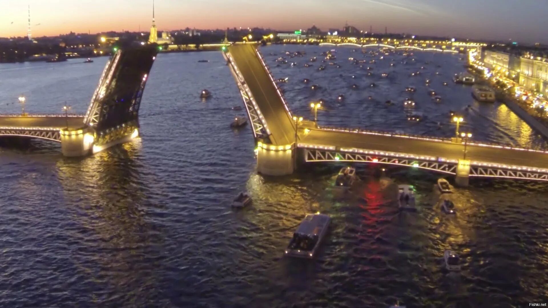 Разводные мосты в Санкт-Петербурге. Дворцовый мост в Санкт-Петербурге с баржей. Дворцовый мост белые ночи. Разведены мосты все спят песни