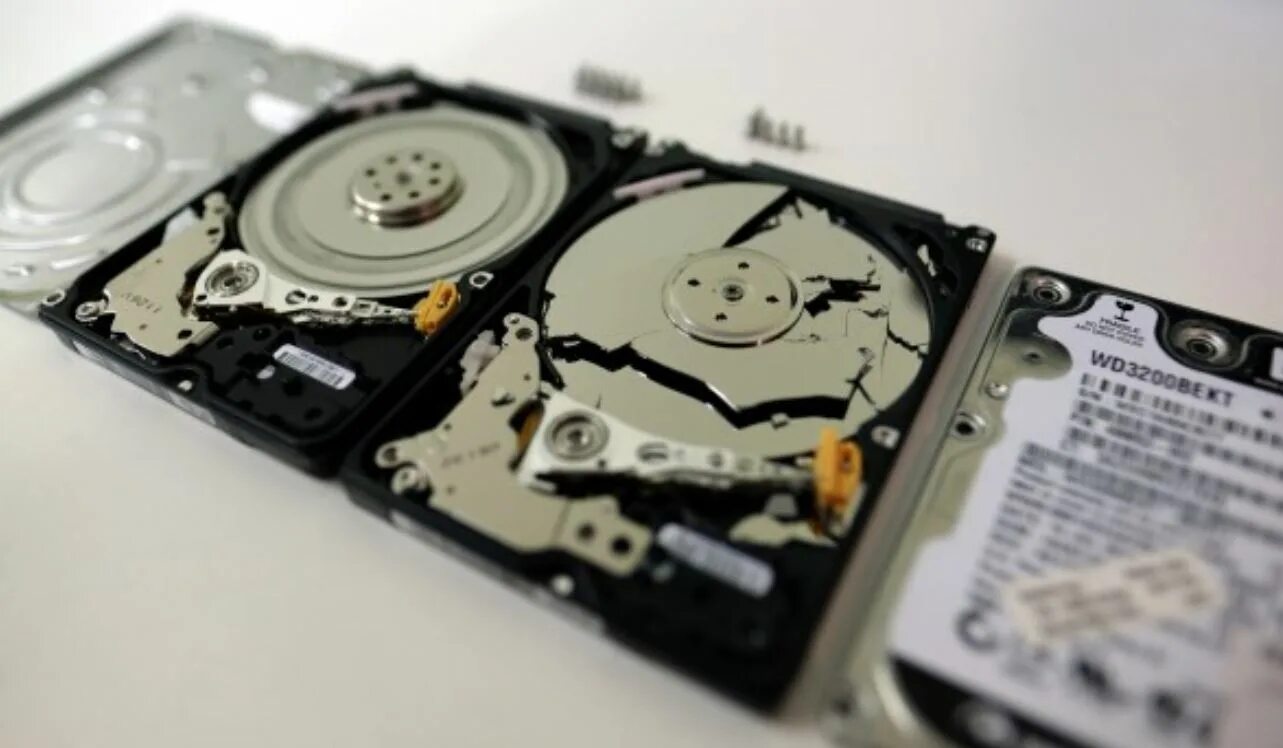 Сломанный жесткий диск. Разбитый жесткий диск. Разделить жесткий диск. Много жестких дисков.