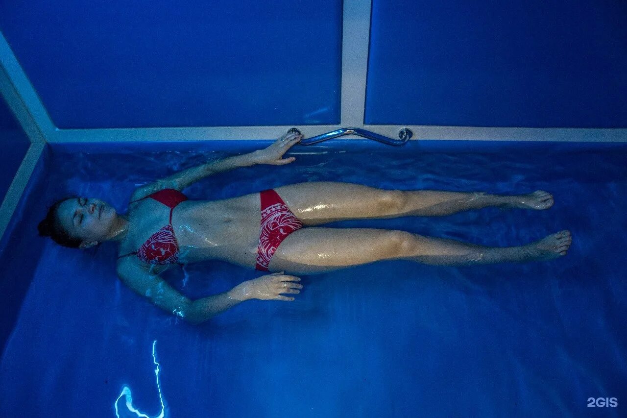 Флоатинг море. Флоатинг. Флоатинг в Москве. Мертвая девушка в купальнике. Флоатинг море внутри Москва.