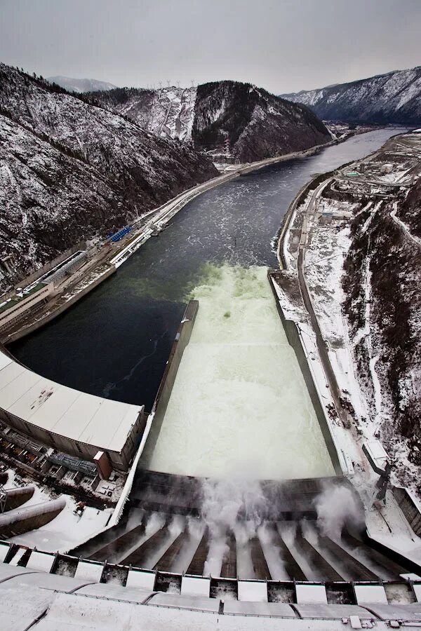 Плотина саяно шушенской гэс выше здания мгу. Плотина саяно шушенской гэс выше здания мгу. Саяно-шушенская гэс водосброс. Саяно-шушенская гэс водохранилище. Саяногорск саяно-шушенская гэс.