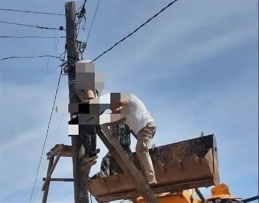 Убило током в подстанции. Женщину убило током. Женщину убило током. Женщину убило током. Электрические столбы.
