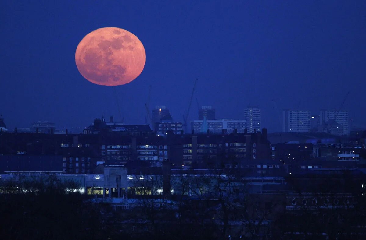2 луны на небе. 2 луны сегодня. звезда рядом с луной. 2 луны сегодня. розовая луна.