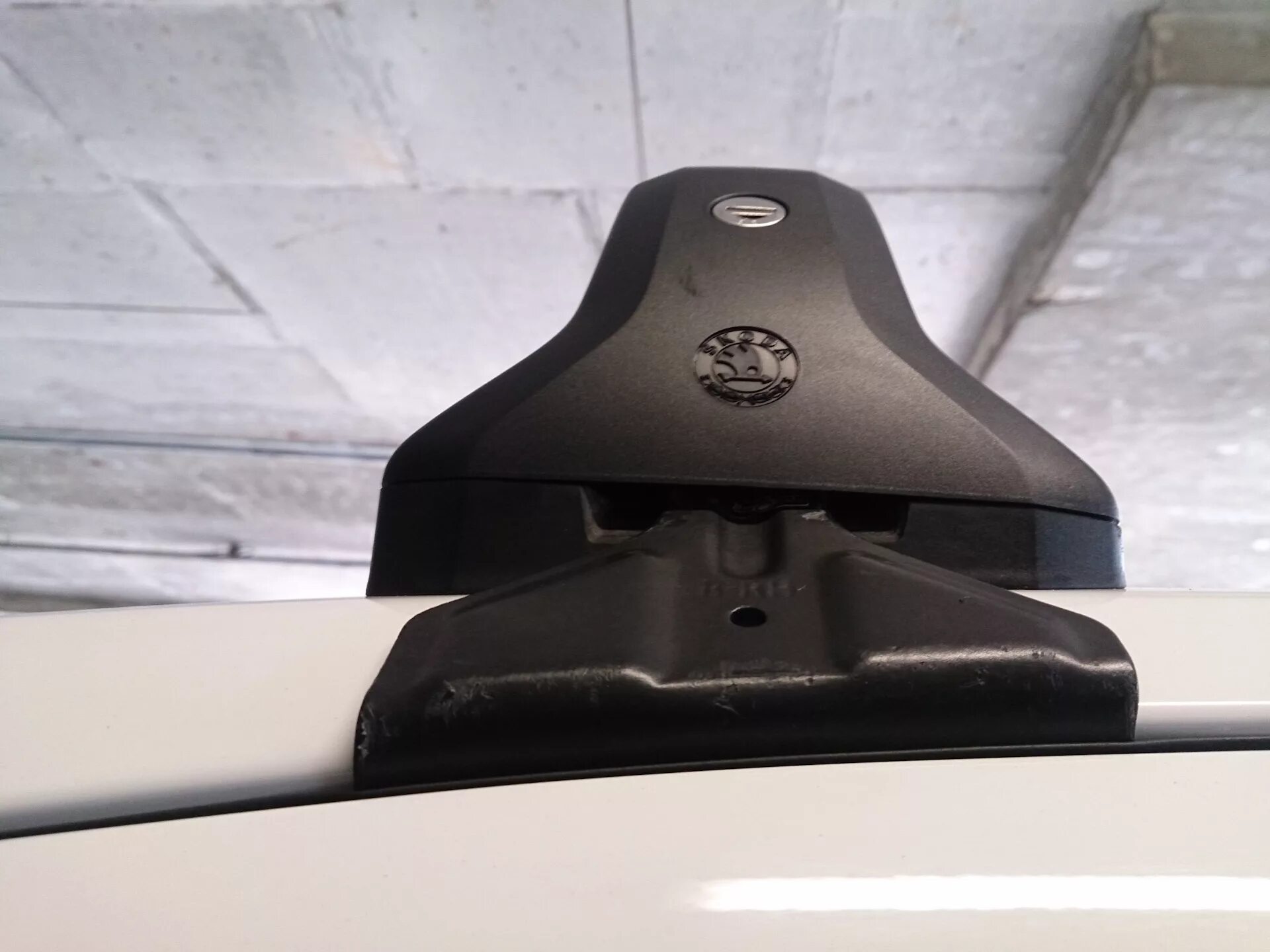 Оригинальные багажники шкода. Багажные поперечины на шкода йети. Багажник на крышу шкода йети оригинал. Багажник на крышу шкода октавия а5. Оригинальные багажники шкода.