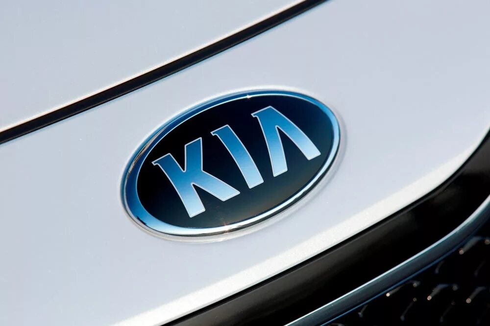 Kia значок. значок машины кия. лого киа 2021. значок машины кия. логотип kia на автомобиле.