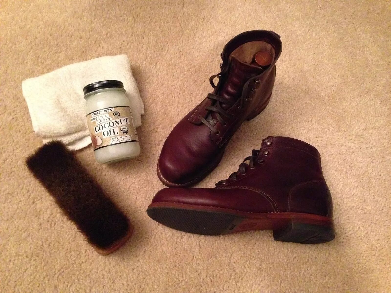 Вазелин для кожаной обуви. Касторка кожаной обуви. Обувь из кожи. Как весной на сандалях размягчить кожу. Как размягчить кожаную обувь.