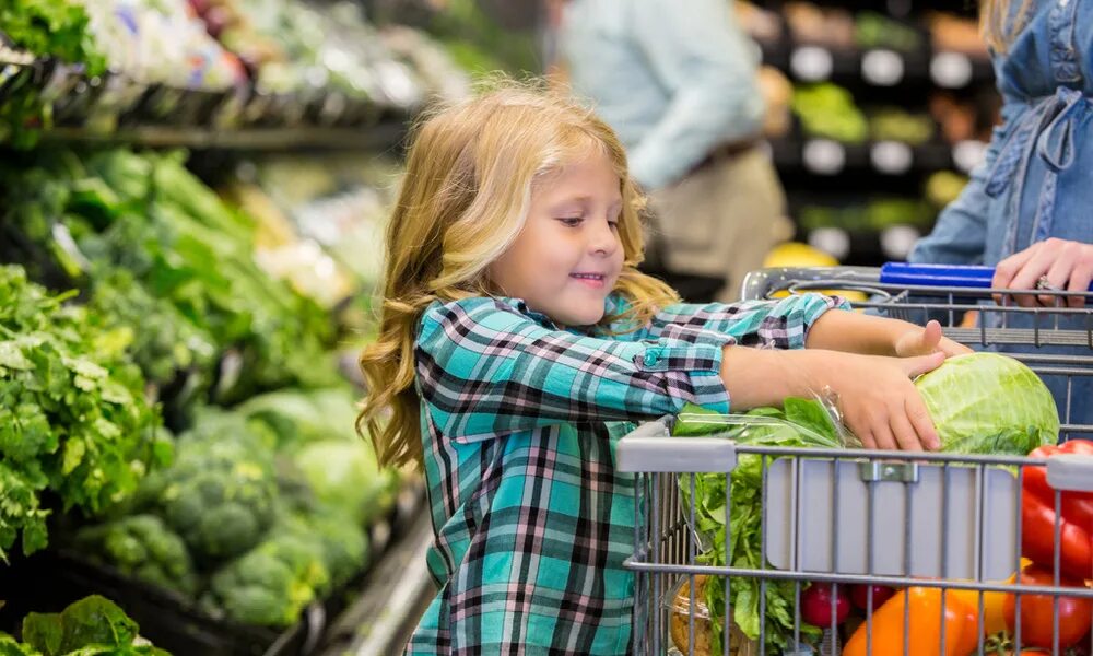 Help shopping. Дети шоппинг. Шоппинг продукты. Дети с покупками. Продуктовый магазин для детей.