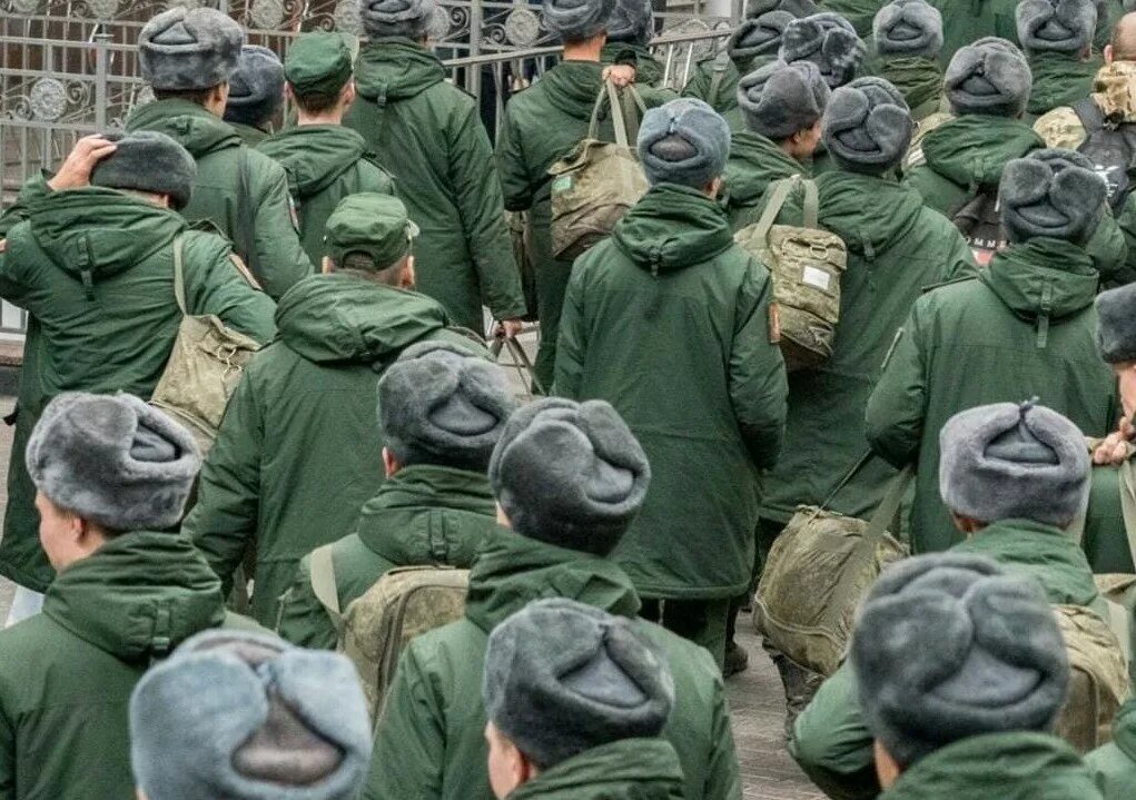 увеличили срок срочной службы. призыв в армию. солдаты в армии. даты службы в армии. увеличили срок срочной службы.