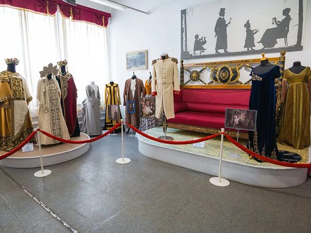 Петергоф нижний парк екатерининский корпус. Экскурсия в аграрный колледж бугульма. Гордостью музея. Машкова. Императорский исторический музей селфи.