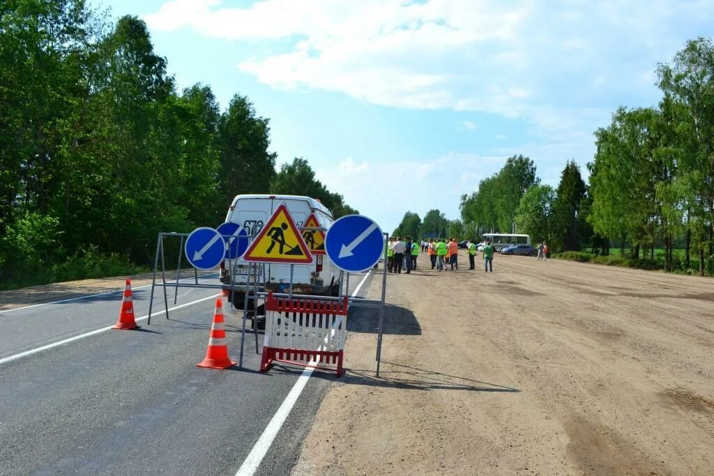 Дорожные работы ограждения. Ограждение дороги при ремонте. Ограждения для дорожных работ. Ограждение места дорожных работ. Знак дорожные работы.