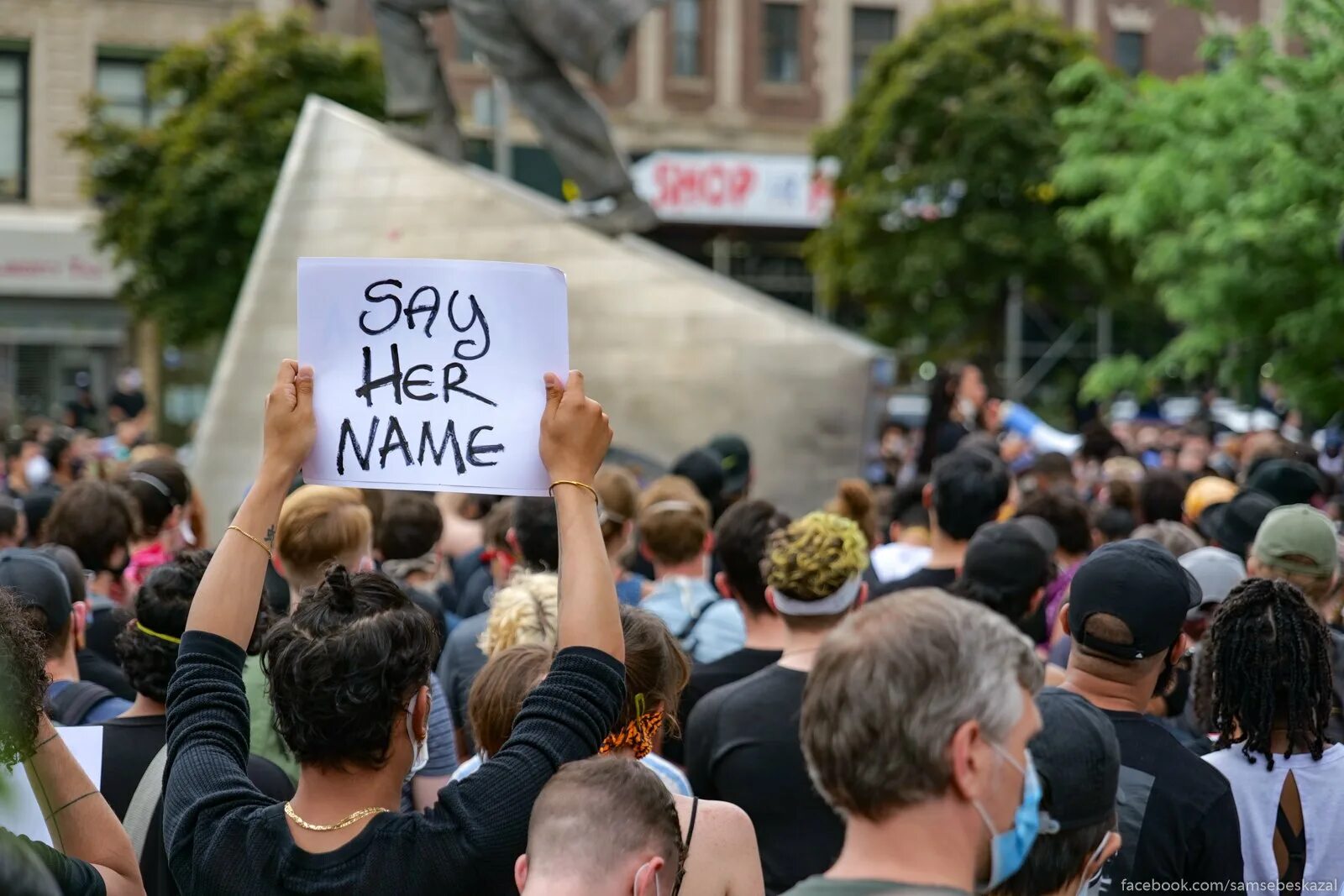 Протест. Толпа протестующих с плакатами. Протест против системы. Протест обществу.