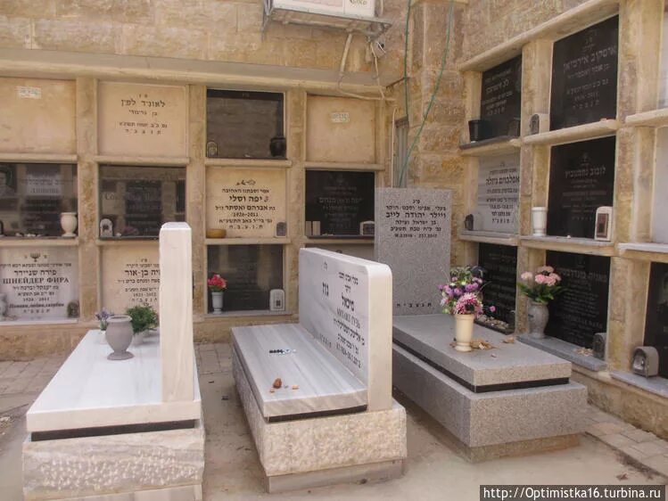 А на кладбище все спокойненько высоцкий. Могилы в Израиле. Захоронение в стене в Израиле. Похороны в Израиле в стене. Почему в Израиле хоронят в стене.