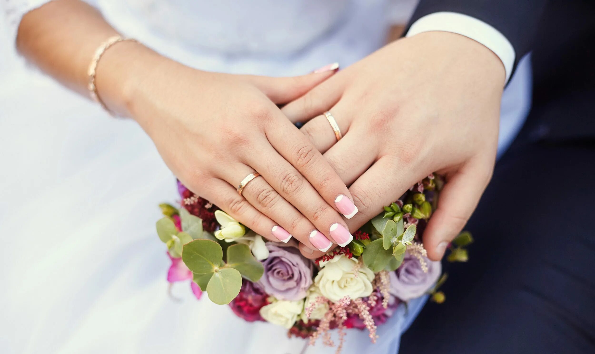 Удачное замужество. Невеста на руках у жениха. Замужество. Обручальные кольца для карты желаний.