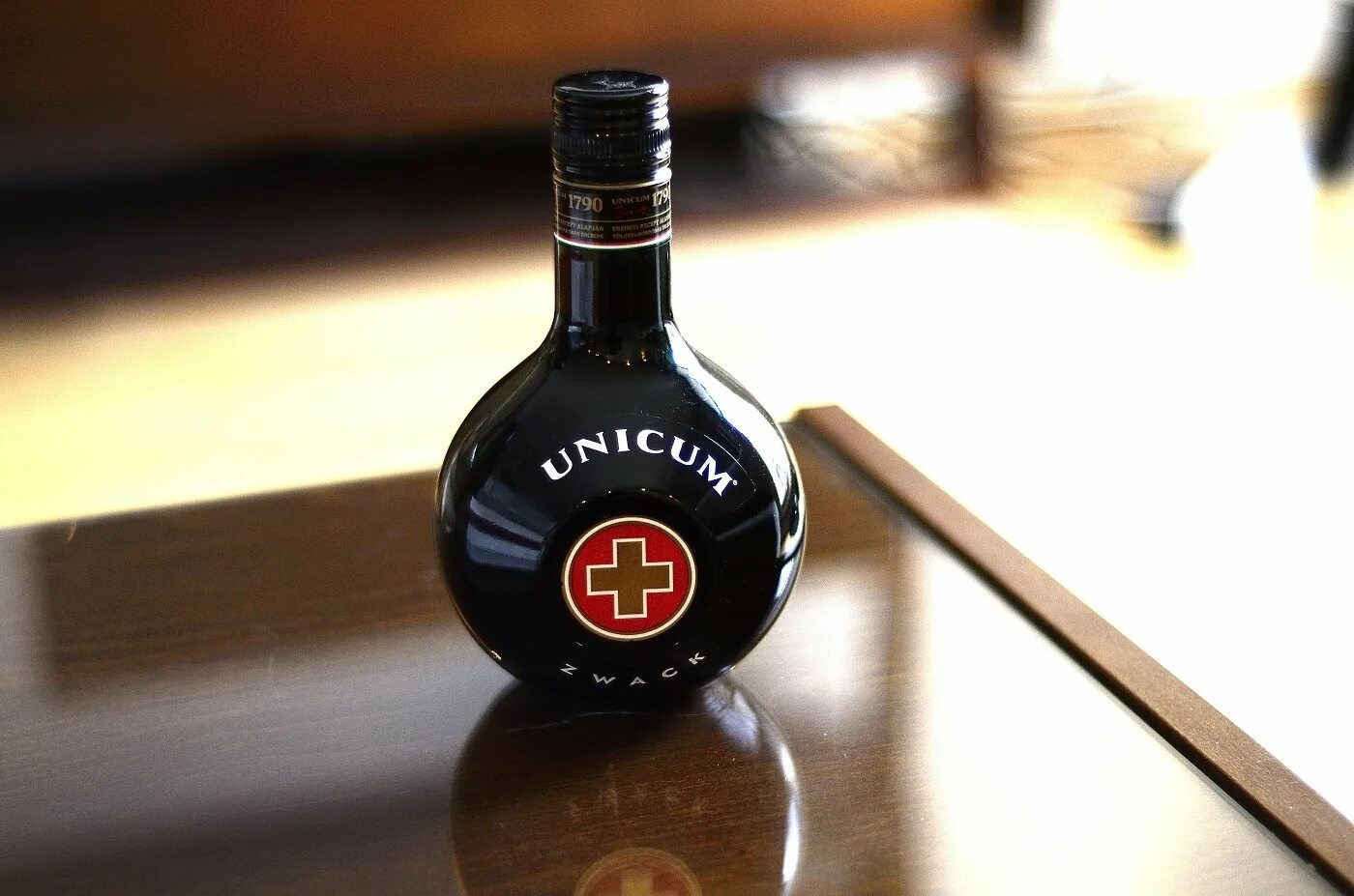 Unicum венгерский бальзам. Zwack unicum ликер цвак уникум. Уникум венгрия бальзам. Венгерский ликер. Венгерский бальзам уникум.