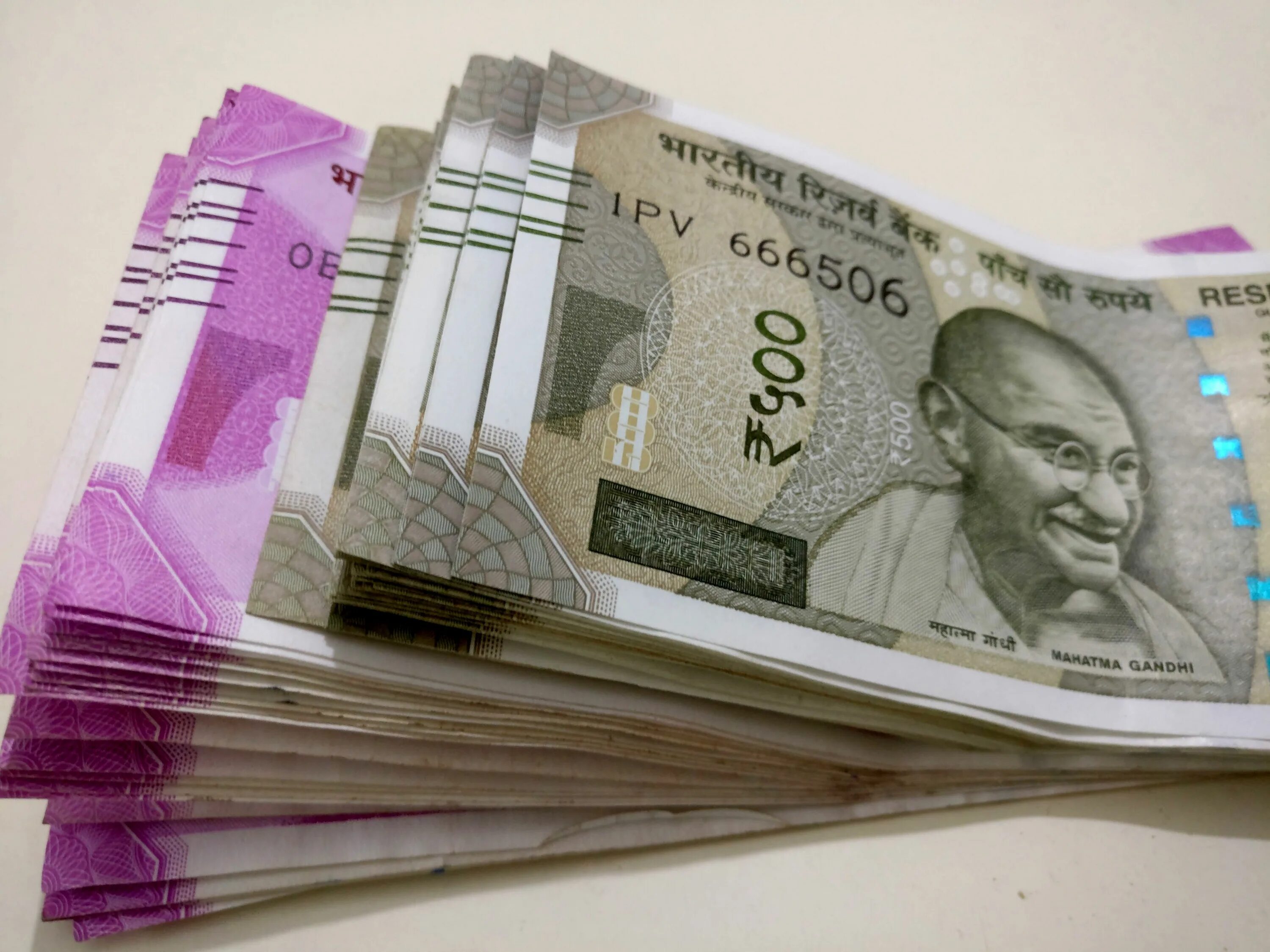 индийские деньги. индийская рупия. руппи. пачка индийских рупий. рупии фото.