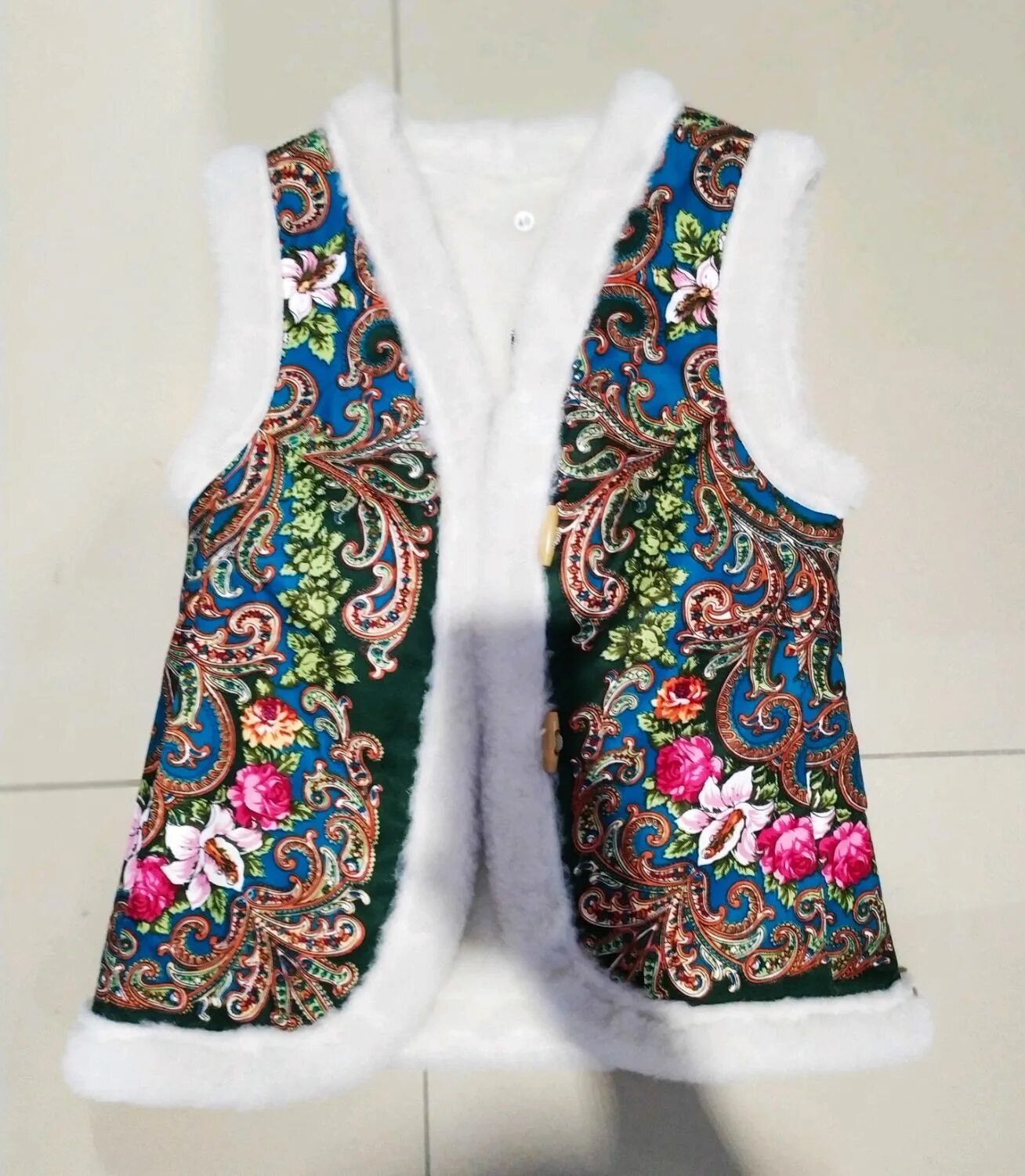 Жилетки из павловопосадских платков. Жилет с павлопосадским платком. Жилет из платков павлопосадских. Жилетки из павлово пассадских платков. Жилетка из павлопосадского платка.