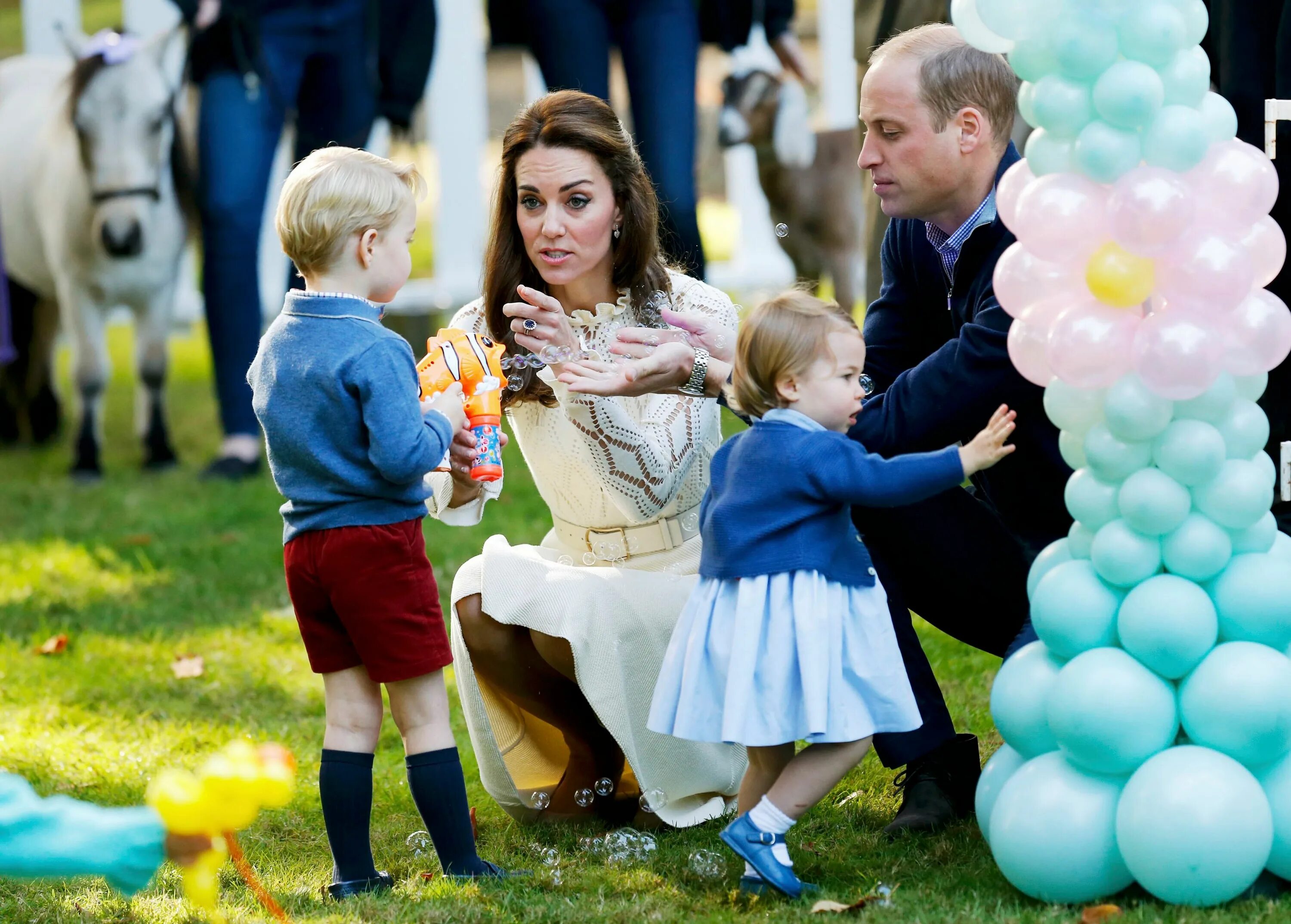 Кейт миддлтон дети возраст. Принц Уильям и Кейт Миддлтон. Принцесса Кембриджская Кейт. Герцог Кембриджский Уильям и Кейт Миддлтон с детьми.