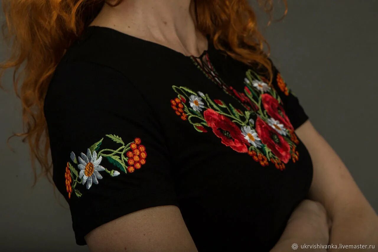 Стильная вышивка на одежде. Футболки с ручной вышивкой. Вышивка гладью на футболке. Вышивка цветы на футболке. Вышивка на джинсовой куртке.