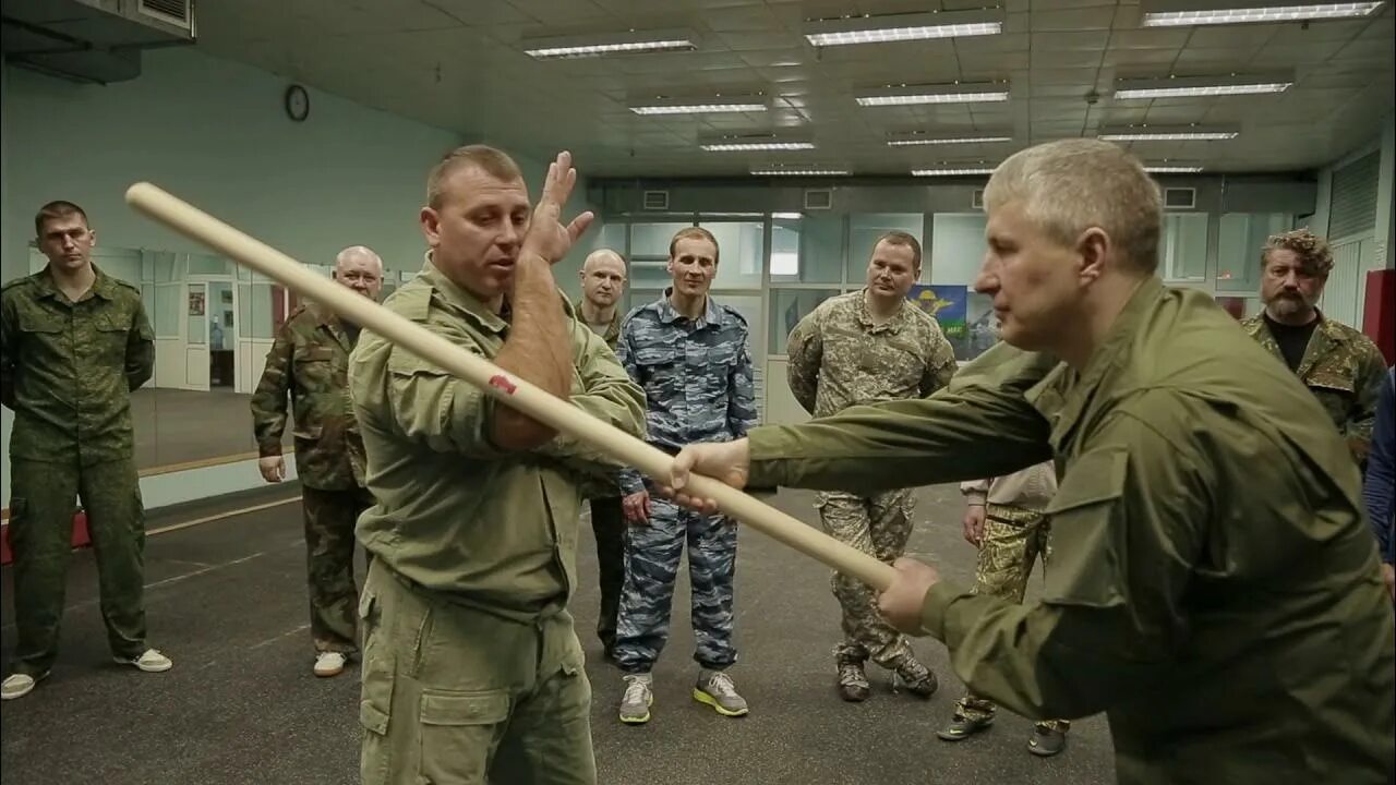 Дубинка видео. Боевая тренировка палками. Удар палкой.