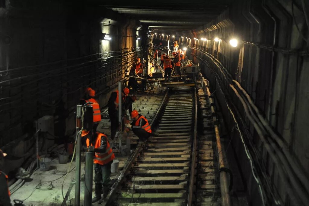 Работники стрелки в тоннелях метрополитена Москвы. Тоннельные рабочие Московского метрополитена. Путейцы метрополитена. Тоннель метро Москвы. Метро ремонтные