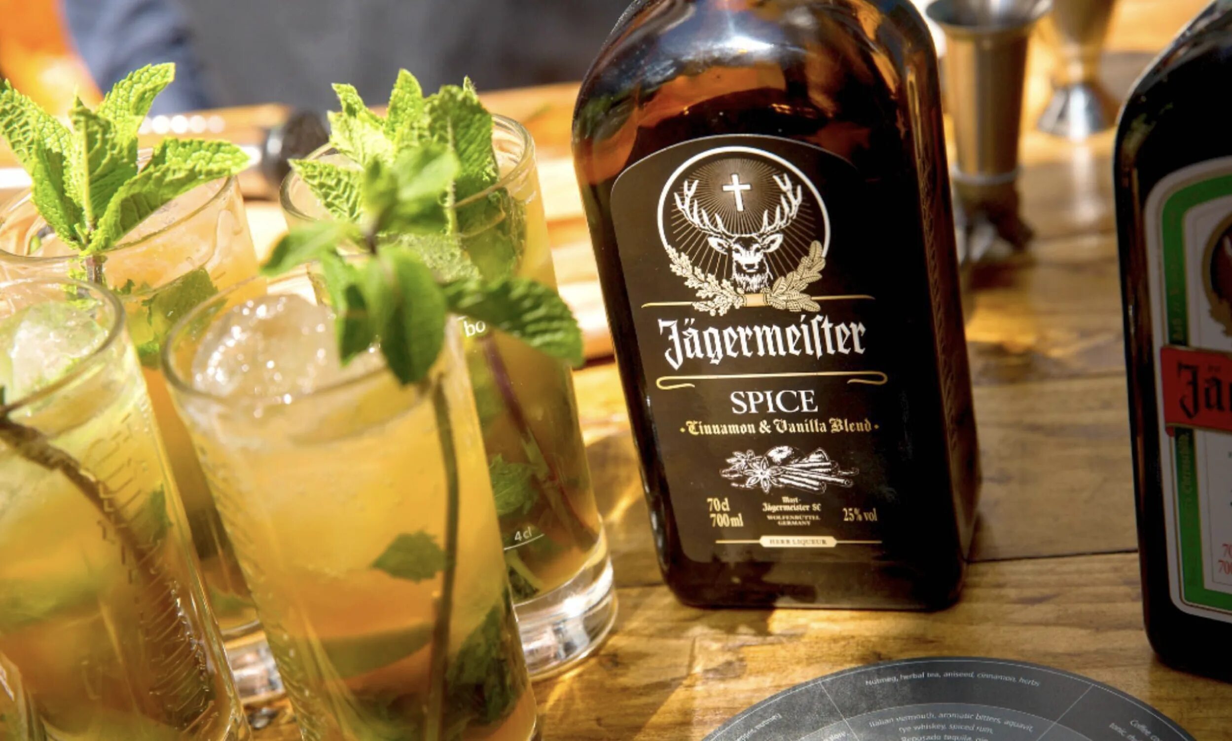 Травяной ликер егермейстер. Егермейстер 0. Как правильно пить егерь мастер. Егермейстер и бехеровка. Как правильно пить егерь мастер.