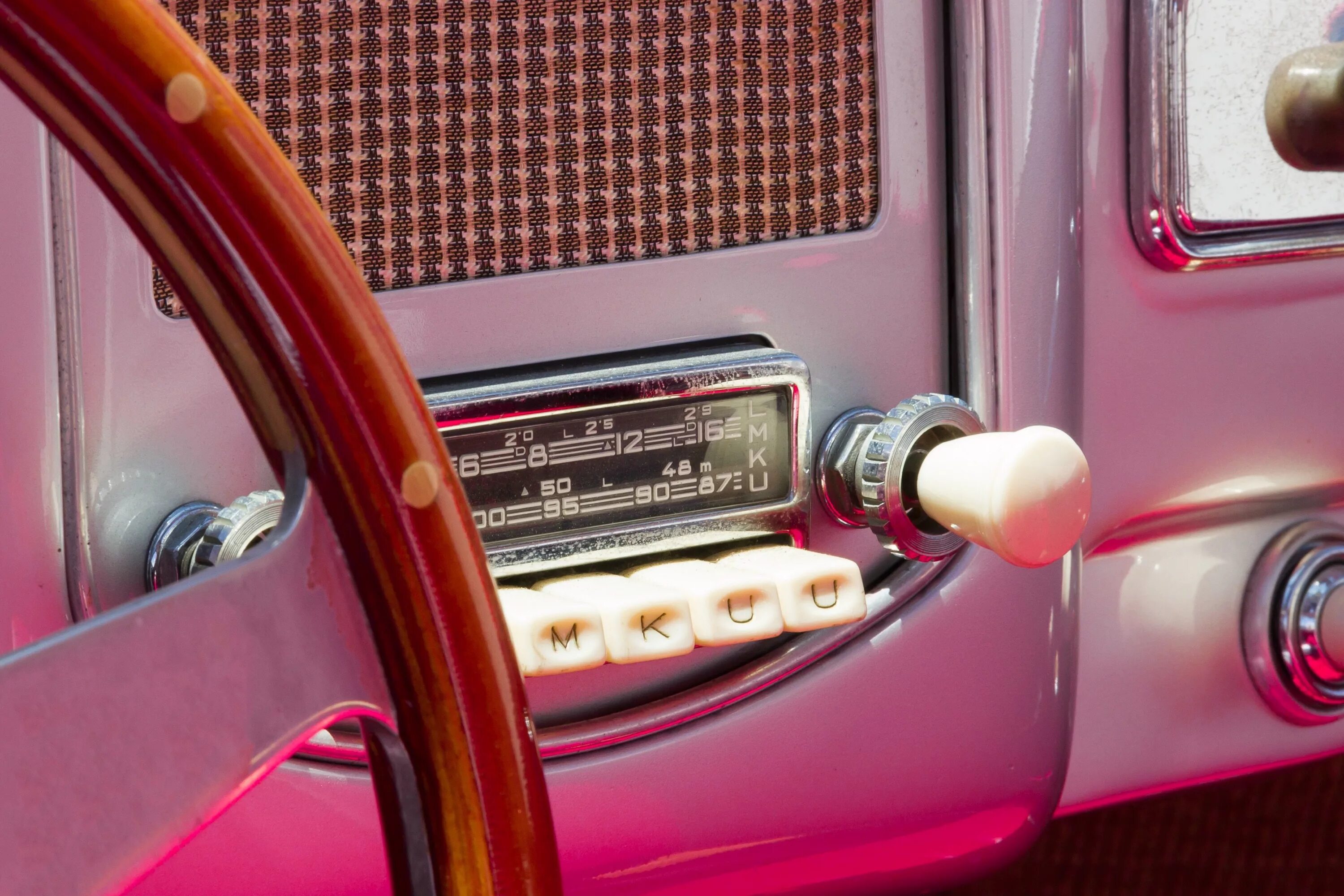 Почему радиоприемник в машине замолкает. Радиоприёмник для автомобиля. Ретро авто радиоприемник. Первый автомобиль с радиоприемником. Радио в автомобиле.
