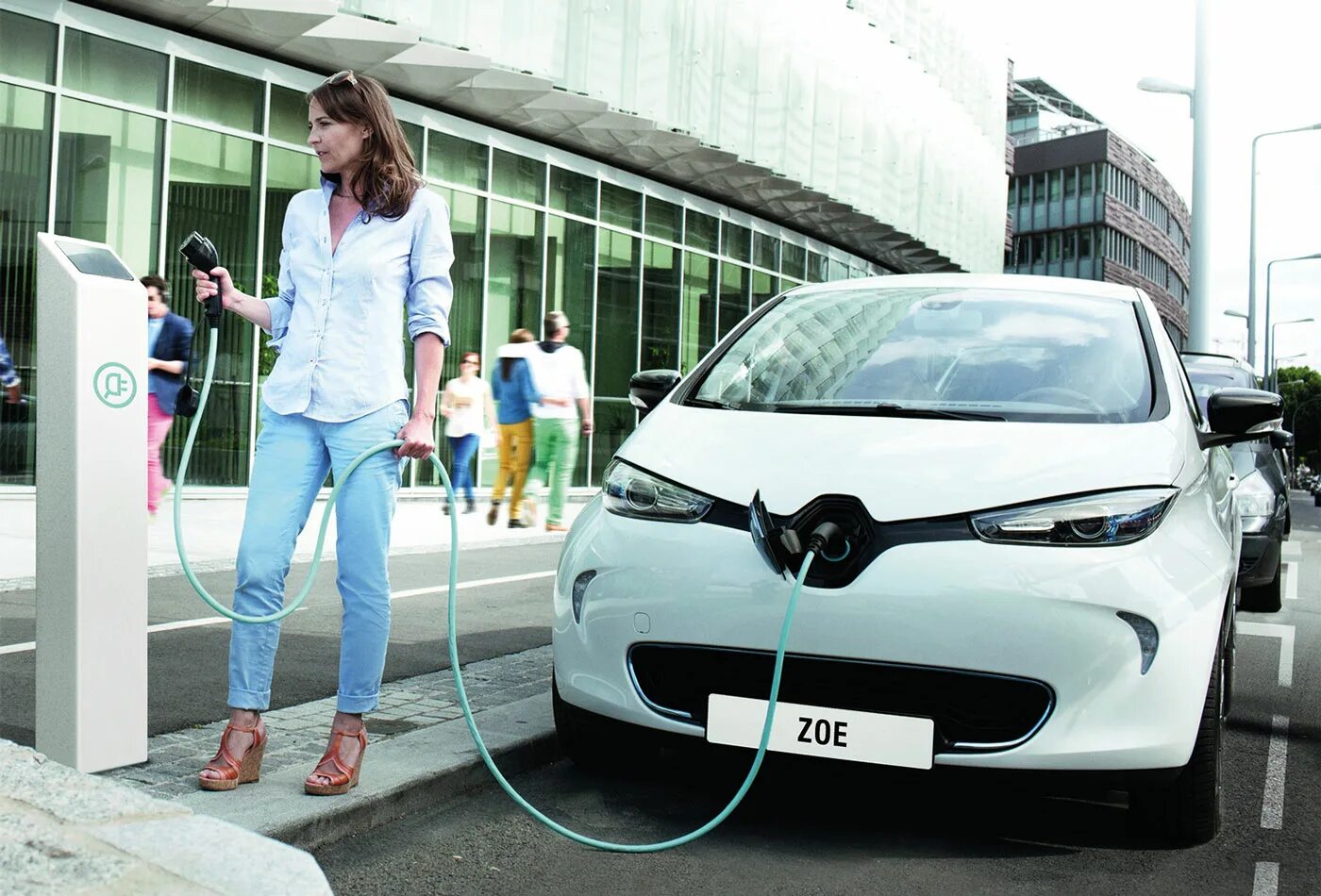 Renault Zoe Electric car салон. Электромобили в Европе. Заправить электромобиль. Электромобили на улице. Ли9 китайский электромобиль цена