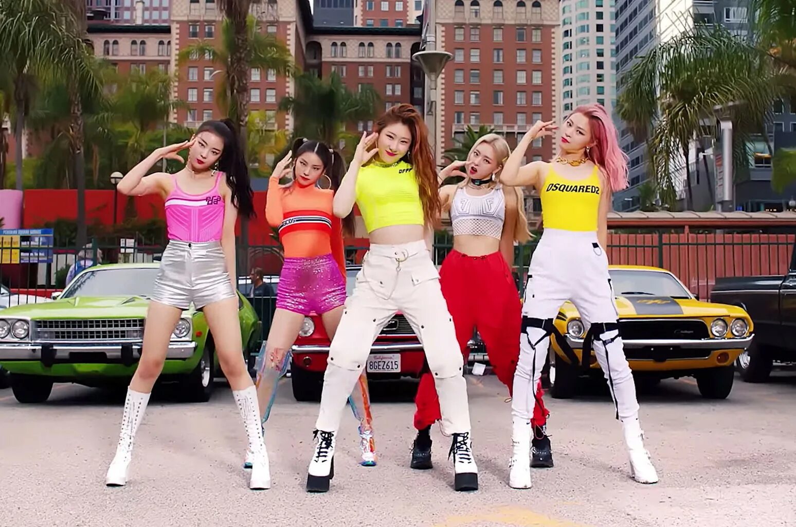 Itzy weapon. Itzy icy. итзи группа. кей поп группа itzy. itzy loco.