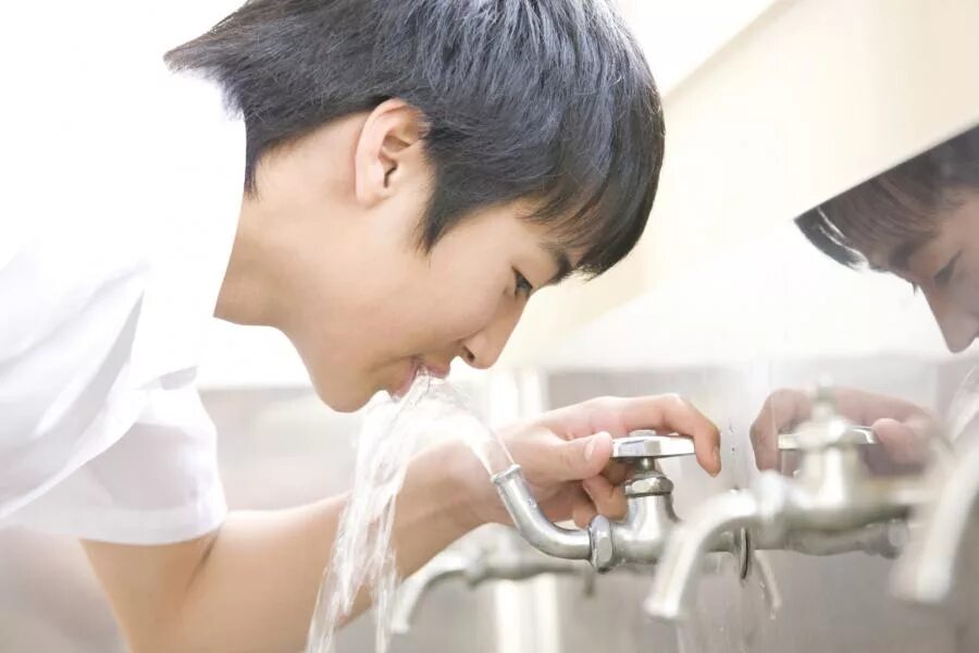 Японец пьет воду. Китаец пьет воду. Водоснабжения Японии. Японская питьевая вода.
