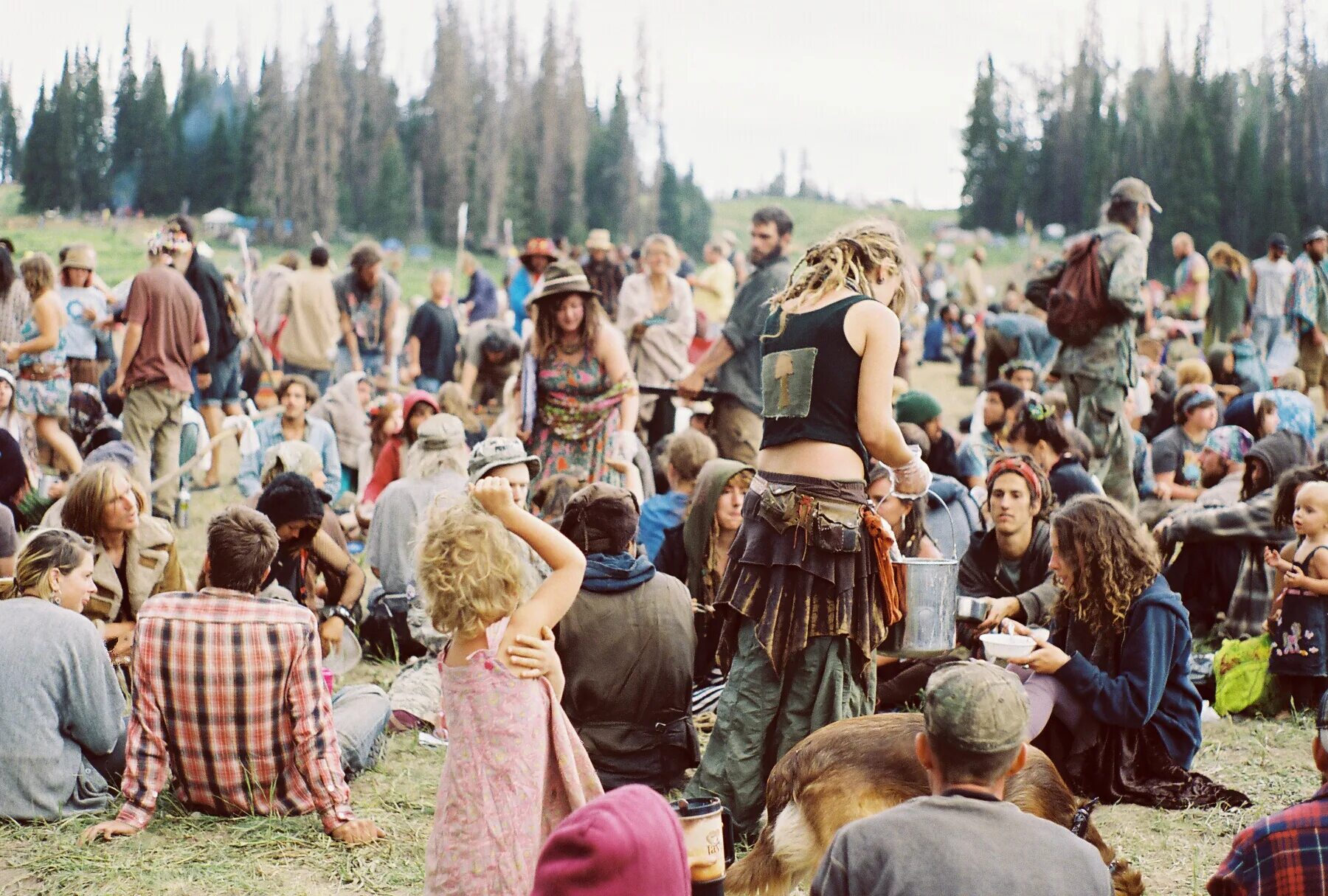 хиппи 2022. хиппи против войны во вьетнаме. 60е сша хиппи вудсток. фестиваль rainbow хиппи. протесты хиппи.