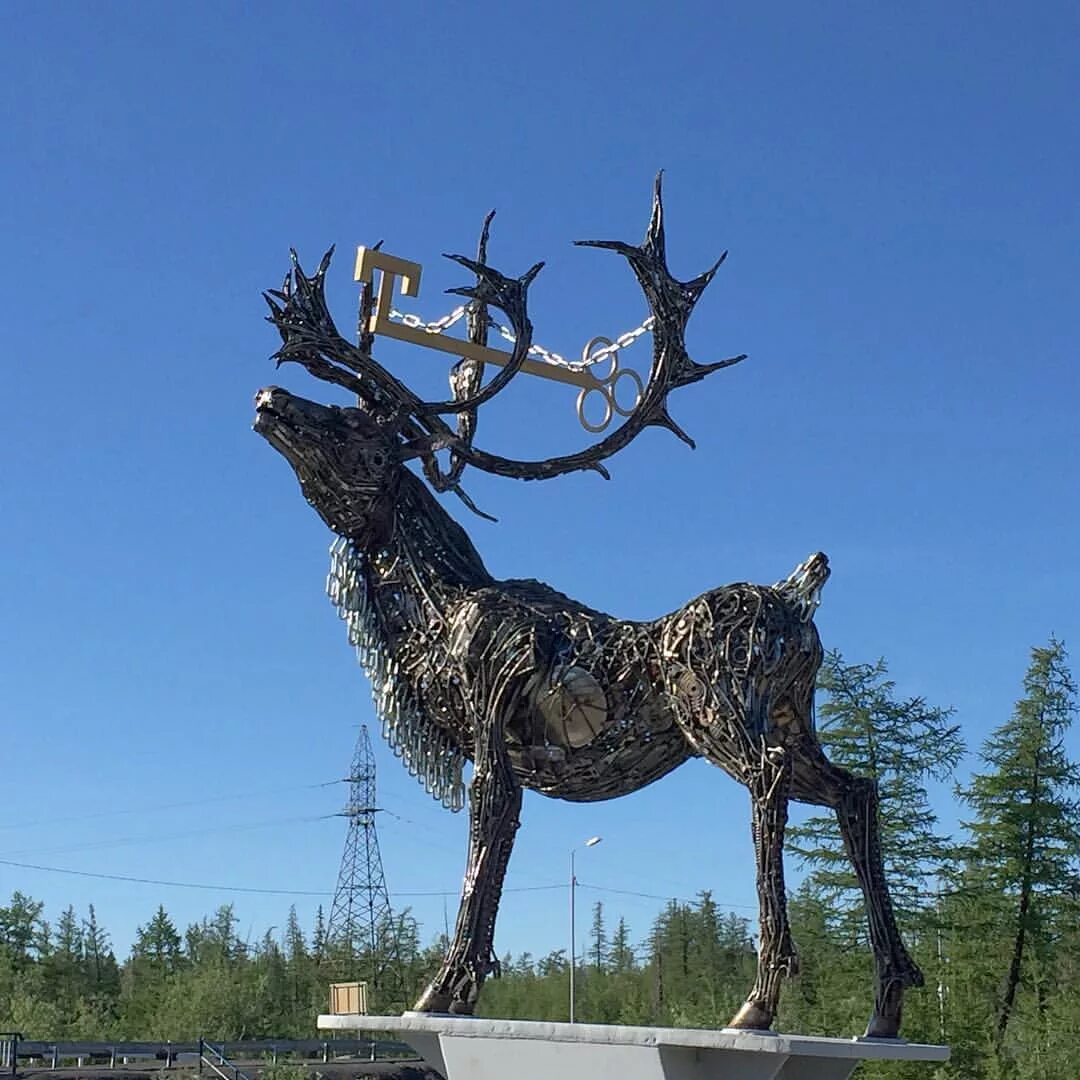 Магаданские олени. Памятник Горняку Норильск. Скульптура Северного оленя в Норильске. Памятник олень в Талнахе. Памятники Талнаха.