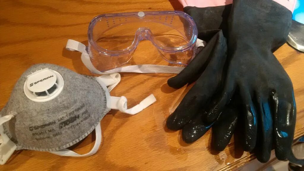 Защитными очками; перчатками; респираторами; фляжками с чистой водой.. Противогаз перчатки