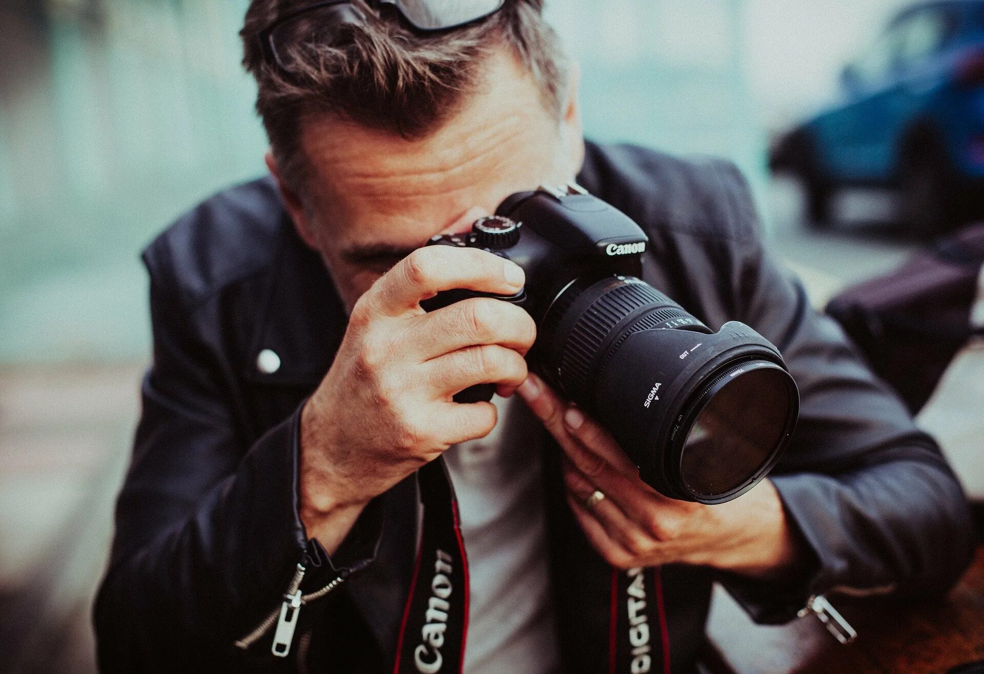It can take photographs