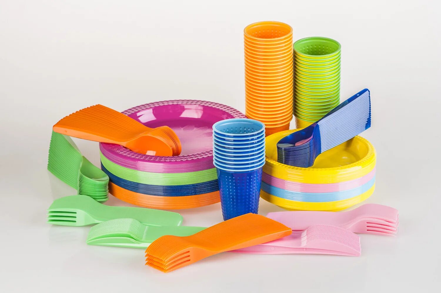 Пластиковая посуда. Посуда одноразовая пластиковая. Пластиковая посуда многоразовая. Пластиковые изделия для детей. Изделия хозяйственного назначения