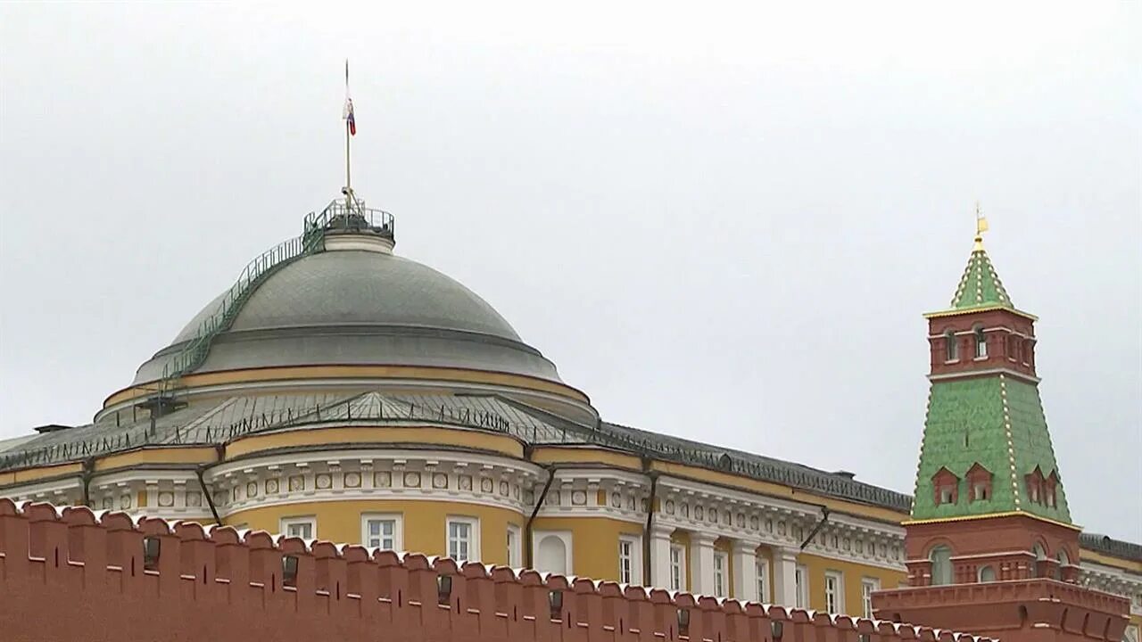 The kremlin was built in. Сенатский дворец Московского Кремля флаг. Купол Сенатской башни Московского Кремля. Сенатский дворец Московского Кремля купол. Купола Кремля в Москве.