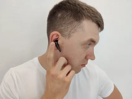 Играет один наушник