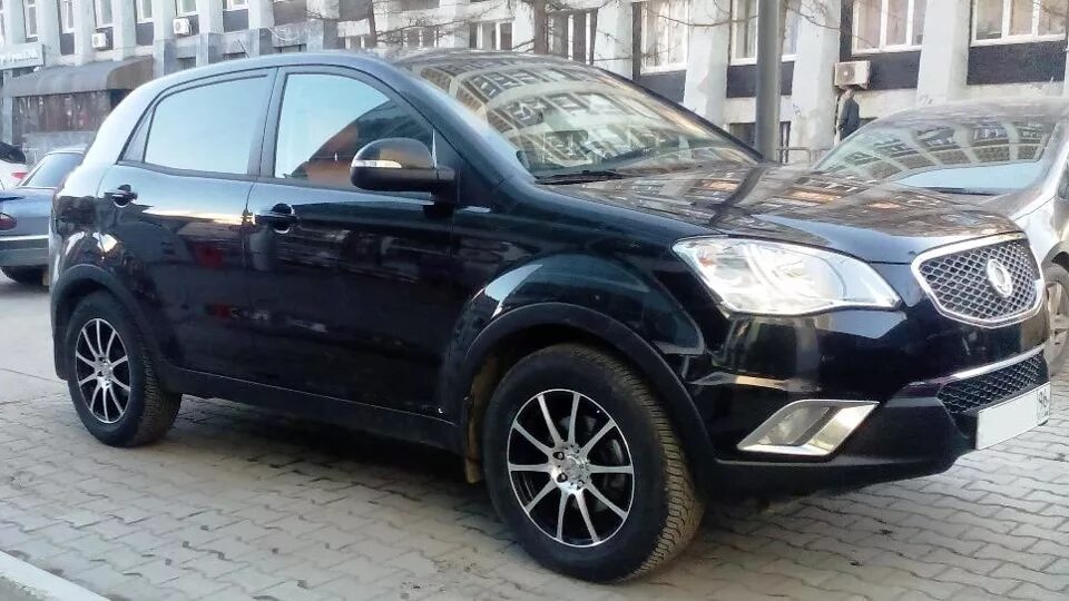 Санг енг g20d. SSANGYONG Actyon 18 диски. SSANGYONG Actyon New чёрный. Диск r17 SSANGYONG Actyon черные. SSANGYONG Actyon New колеса 18.