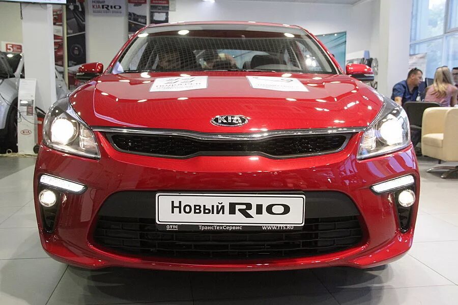 Купить киа рио в автосалоне. Киа Рио новая. Kia Rio в автосалоне. Киа Рио новый автосалон. Автосалон Казань Киа Рио.