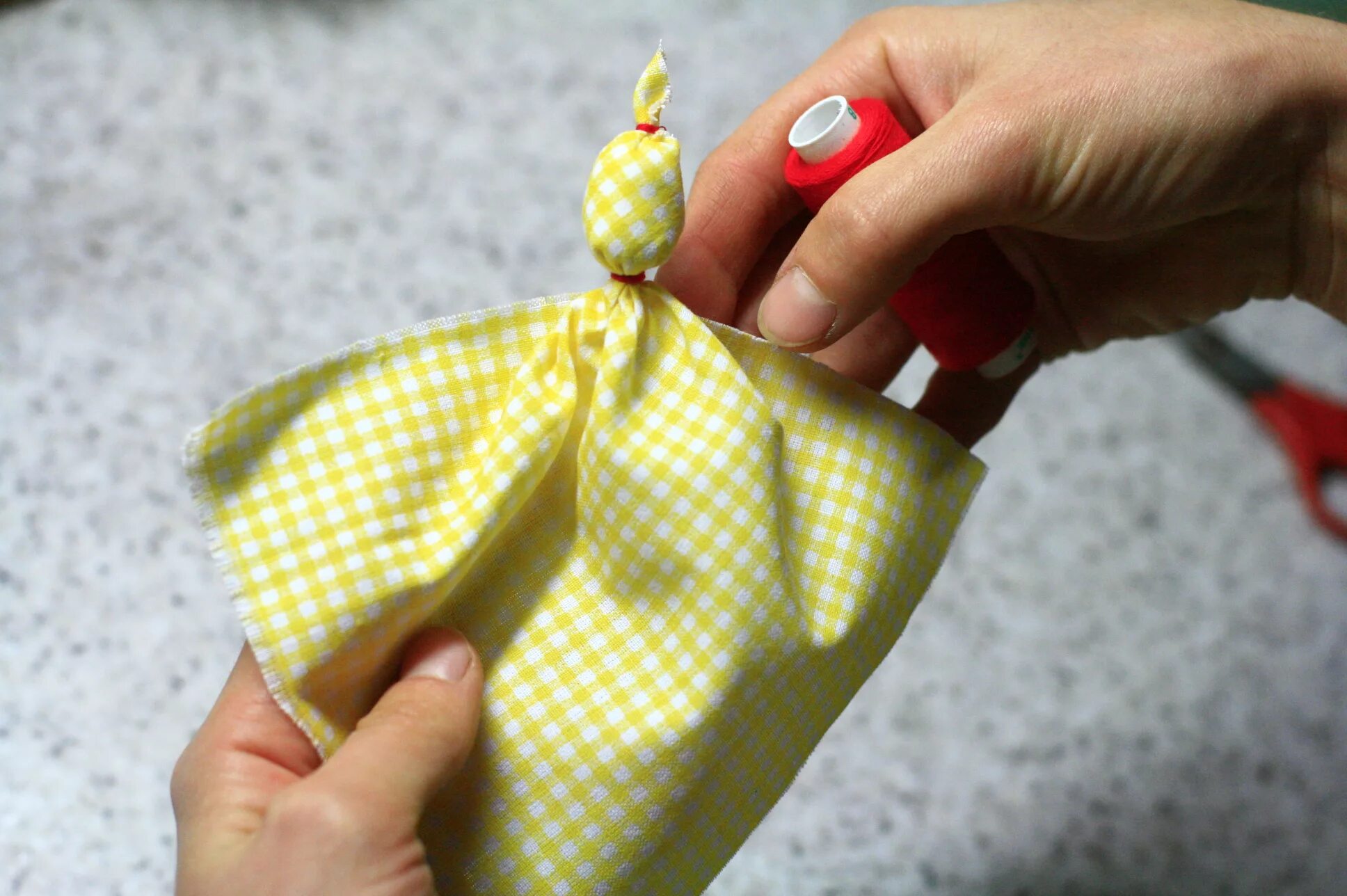 Птичка из ткани. Мастер класс птичка счастья из ткани. Птицы из ткани. Птичка из ткани. Птички из ткани своими руками.