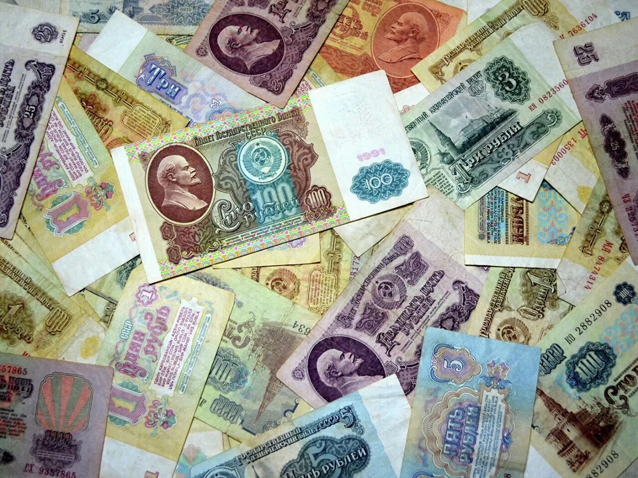 Доллары рубли старый. Советские купюры. Куча советских денег. Старинные деньги. Старые деньги СССР.
