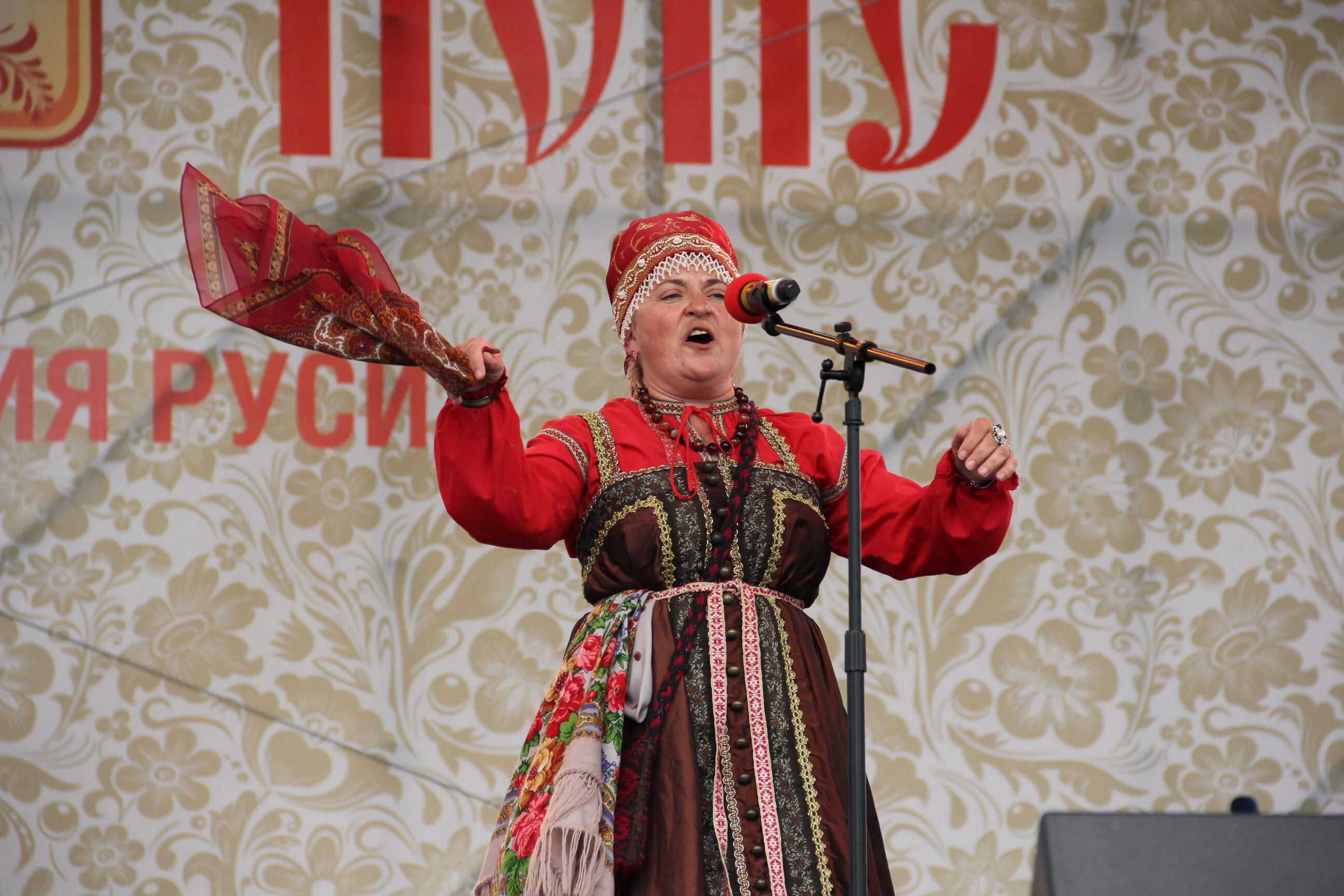 Фольклор выступление. Курганской фольклорный ансамбль светец. фольклорный коллектив пурдайне. поздравление открытка внучка выступает в фольклорном ансамбле.