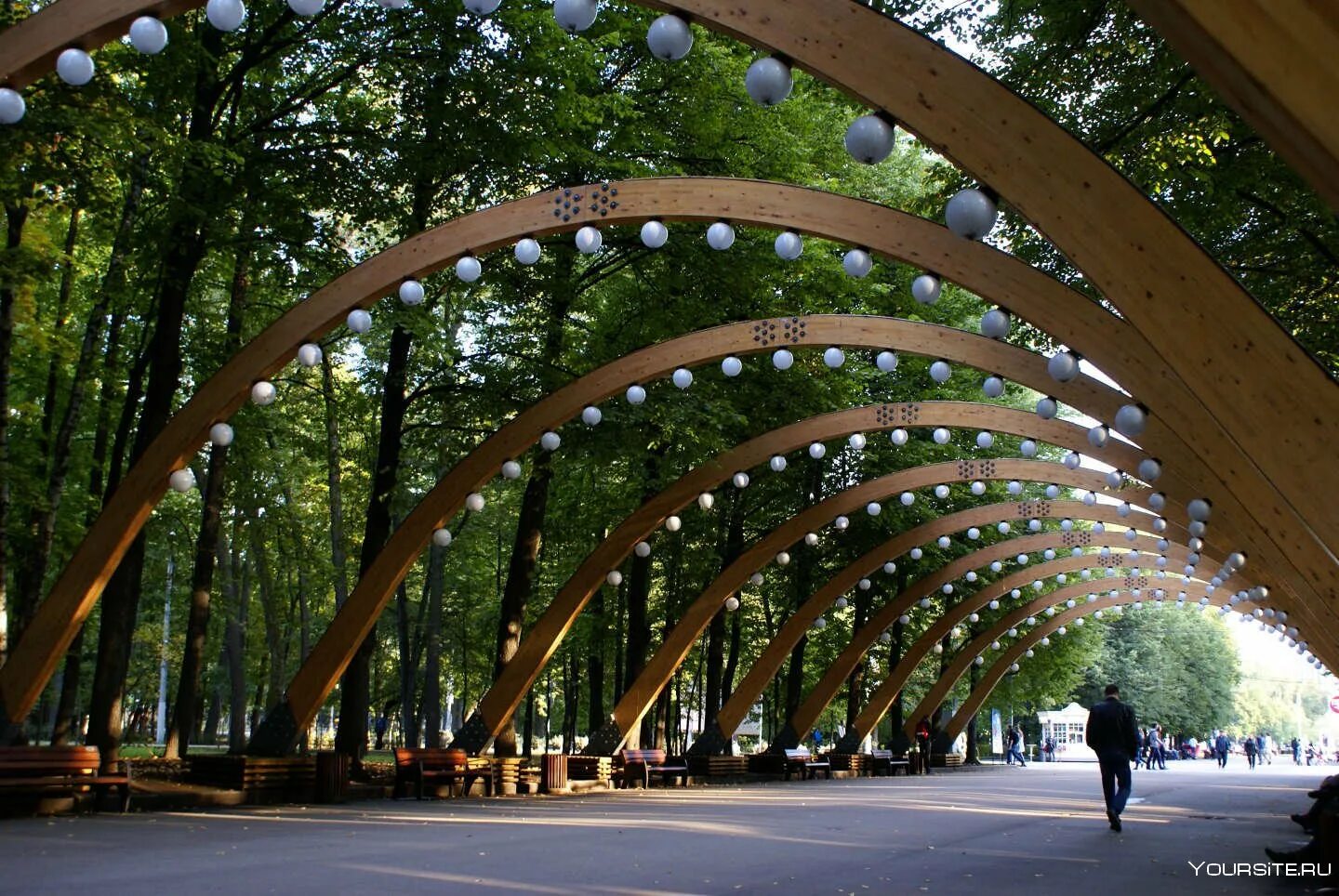 Stone sokolniki. Парк Сокольники. ПКИО «Сокольники» в Москве. Парк Сокольники арка. Парк Сокольники аллея арок.