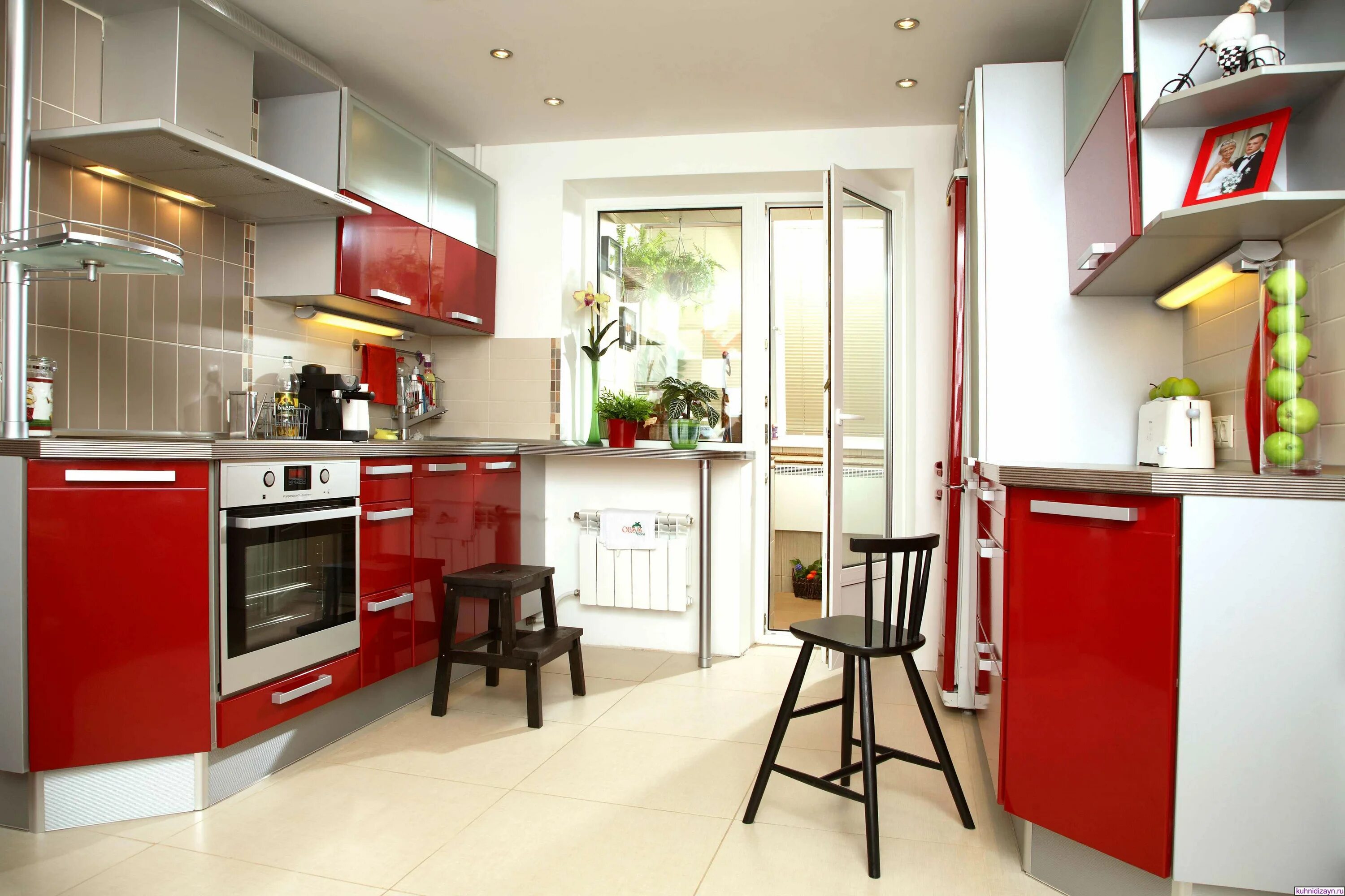 Кухня насколько. Красно белая кухня. Кухня с красными акцентами. Обставить кухню. Небольшие кухни.