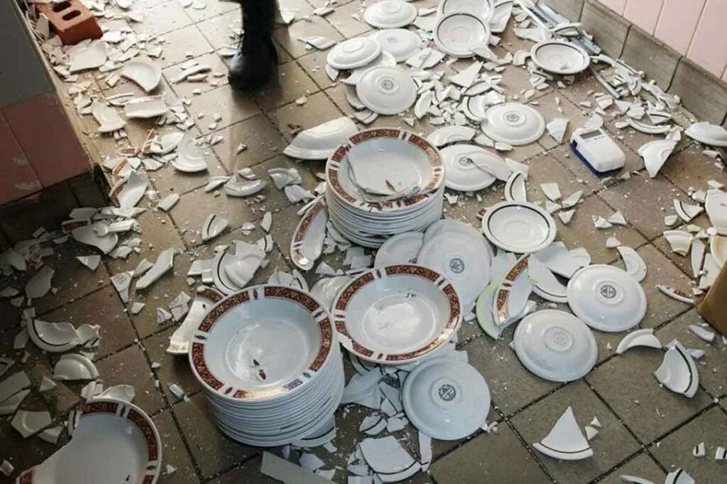 Куда можно разбитую. Комната для снятия стресса. Телевизор молотком. Куда можно разбитую. Сердце с трещиной.