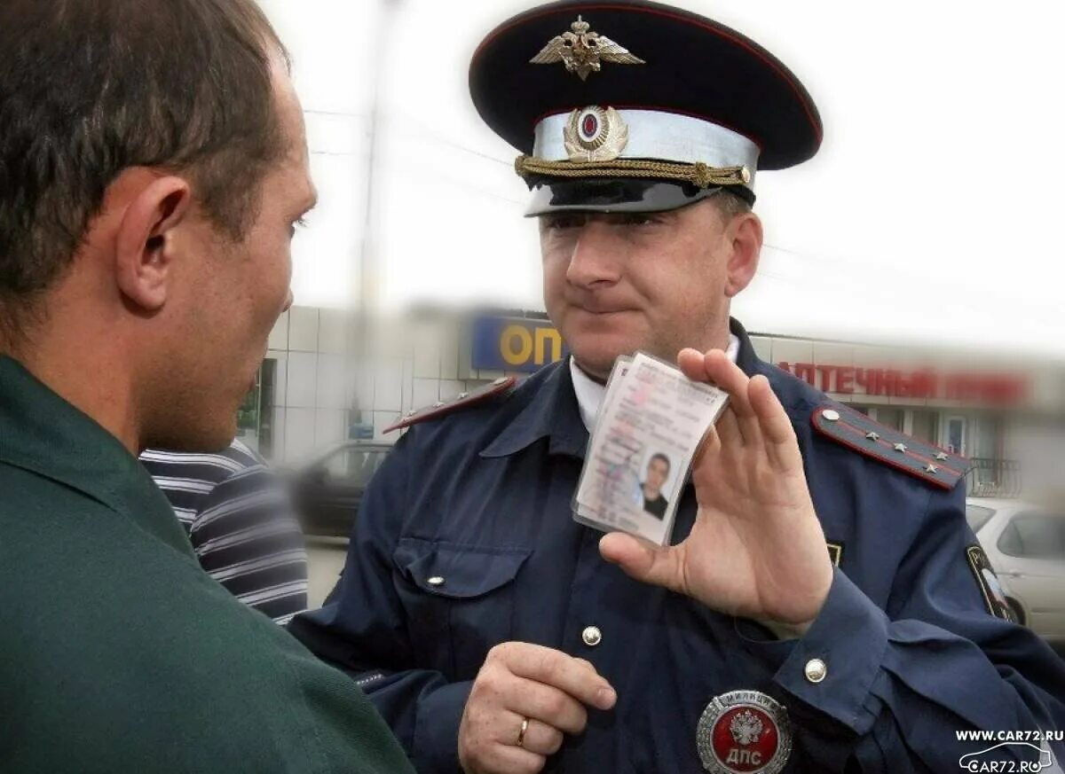 Документы предъявляемые дпс. Сотрудник ГИБДД   водительских прав. Гаишник лишает прав.