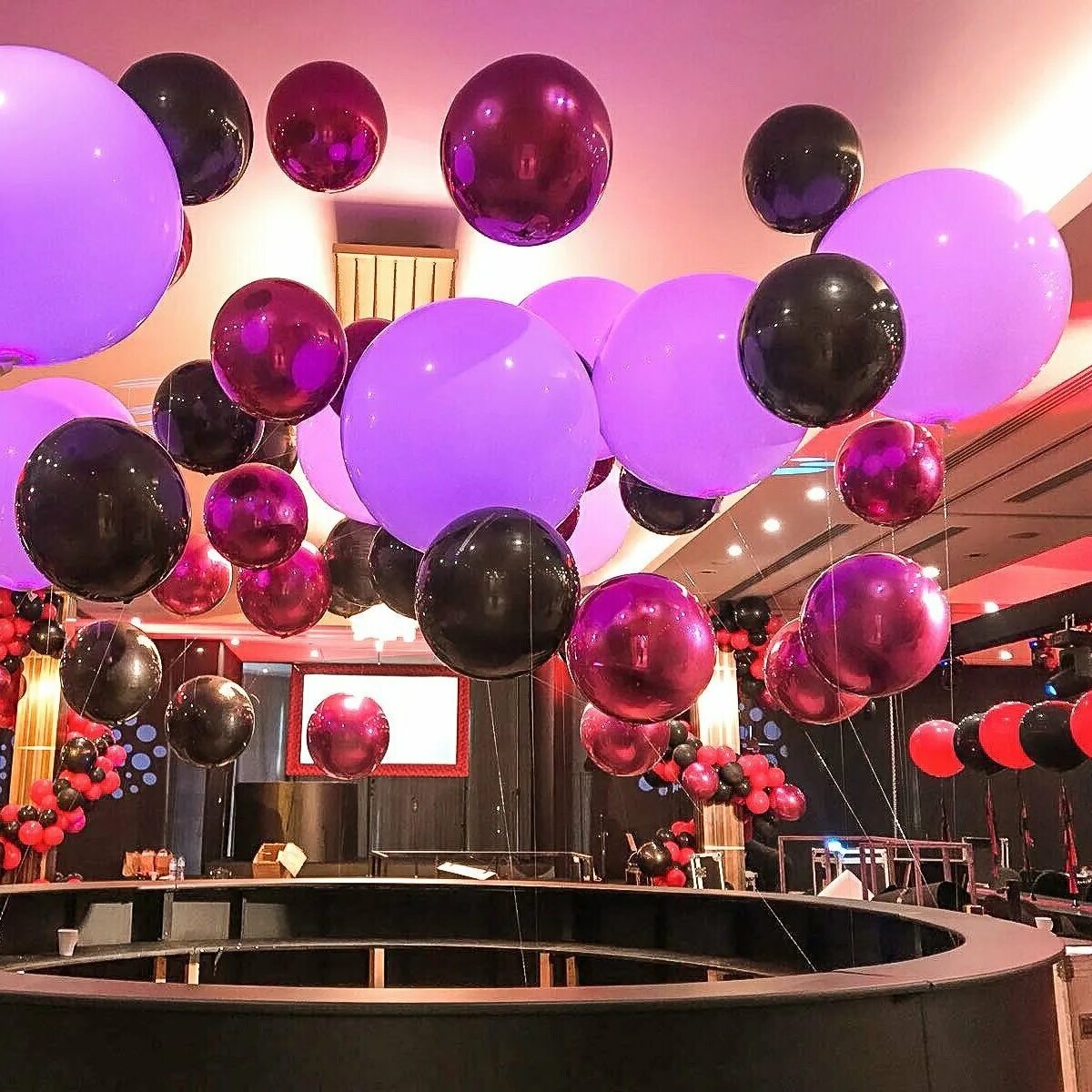 украсить зал воздушными шарами. шары в толпу. украсить стол воздушными шарами. Balloon party. украсить шарами.